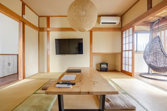 大画面テレビのある和室